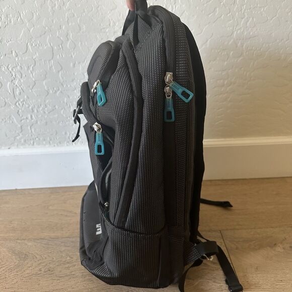 Thule Crossover 32L Backpack - 15inch MacBook Pro / 15.6inch PC/Tablet - 19”x15” - Picture 6 of 16